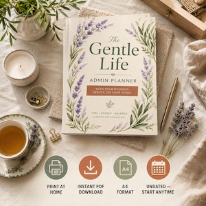 Peut inclure: Un agenda intitulé The Gentle Life Admin Planner avec une bordure florale de lavande sur une couverture crème. Le texte indique Plan Your Business, Gently, On Your Terms, Time Energy Balance et A Gentle Life Collection. Inclut quatre icônes pour impression, téléchargement, format A4 et calendrier.