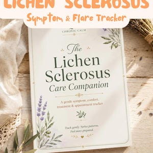 Peut inclure: Un livre blanc intitulé The Lichen Sclerosus Care Companion avec le sous-titre A gentle symptom, comfort, treatment & appointment tracker. La couverture présente des illustrations de branches d'olivier et de lavande avec le texte Chronic Calm.