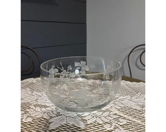 Bol de service vintage en verre gravé à motif floral, transparent et dépoli, de 20 cm de diamètre.