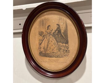 Antieke Le Follet Franse modeplaat in ovale houten lijst, Victoriaanse lithografie.