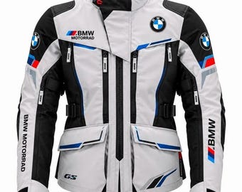 Könnte beinhalten: Eine hellgraue und schwarze Motorradjacke mit dem BMW Motorrad Logo auf der Brust und den Ärmeln. Die Jacke verfügt über einen hohen Kragen, mehrere Reißverschlusstaschen, verstellbare Taillengurte sowie blaue und rote Zierstreifen.