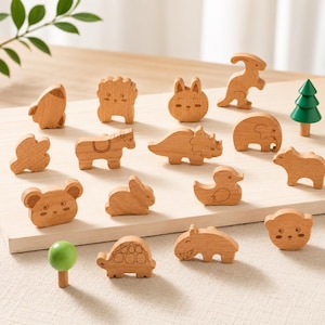 Pode incluir: Uma coleção de pequenas figuras de animais em madeira castanho-claro, incluindo um leão, coelho, dinossauro, elefante, cavalo, pato, tartaruga e urso, juntamente com duas pequenas árvores de madeira com copas verdes numa superfície plana.