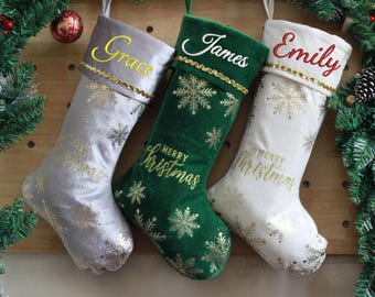 Calza di Natale in velluto personalizzata, calza per le feste di famiglia con nome ricamato su misura