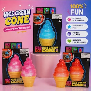 Può includere: Giocattoli squishy Nee Doh Nice Cream Cone in vari colori, tra cui blu, rosa e arancione. Ogni giocattolo ha la forma di un cono gelato ed è contenuto in una confezione nera con il testo Nice Cream Cone ed etichette di avvertenza visibili.