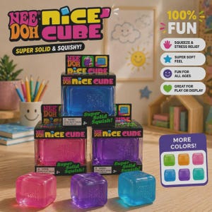 Peut inclure: Jouets sensoriels squishy Nee Doh Nice Cube en bleu, rose et violet translucides. L'ensemble comprend trois cubes en boîte et trois cubes libres, chacun arborant le logo Nee Doh en relief. L'emballage affiche le texte Nee Doh Nice Cube.