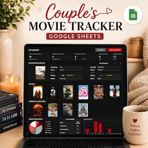 Pode incluir: Um modelo digital de rastreamento de filmes para Google Sheets exibido na tela de um laptop. A interface apresenta seções para estatísticas de biblioteca, detalhes de filmes, listas de visualização e gráficos em modo escuro.