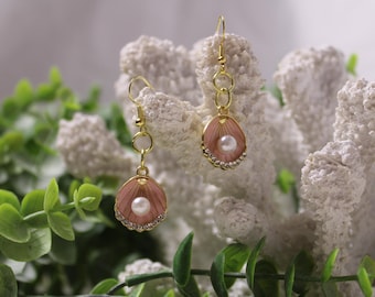 Boucles d'oreilles coquillages en imitation de perle avec paillettes roses et accents de diamants - Finition dorée