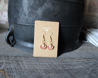 Boucles d'oreilles coquillages imitation perle - Bijoux pendants roses scintillants finition or
