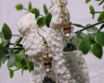 Adorables petites boucles d'oreilles en pot Mason avec bouchon en liège, remplies de sable et de dents de bébé requin