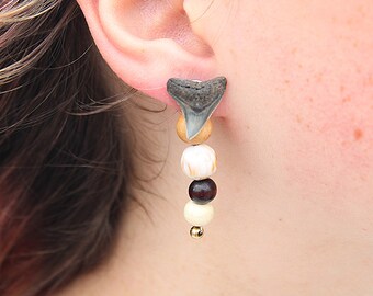 Requin taureau, clous d'oreilles en perles de bois