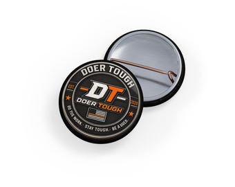 Spilla "Doer Tough" / Distintivo "Built Not Born"