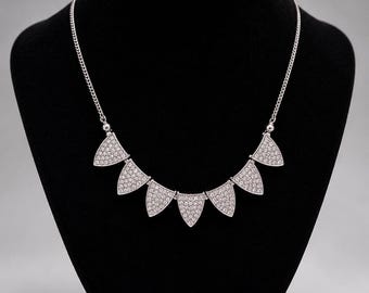 Collar con abanico de plata brillante
