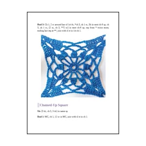 Op de afbeelding: Een blauw gehaakt vierkant motief met een ingewikkeld opengewerkt patroon en een centraal cirkelvormig ontwerp. De afbeelding bevat instructieve tekst getiteld Chained-Up Square, met details over ronde 1 en 3 met specifieke haakafkortingen en steken.