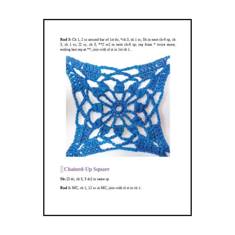 Op de afbeelding: Een blauw gehaakt vierkant motief met een ingewikkeld opengewerkt patroon en een centraal cirkelvormig ontwerp. De afbeelding bevat instructieve tekst getiteld Chained-Up Square, met details over ronde 1 en 3 met specifieke haakafkortingen en steken.