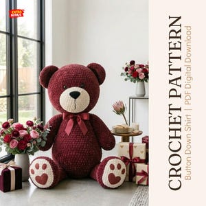Könnte beinhalten: Ein dunkel kastanienbrauner Häkel-Teddybär mit cremefarbener Schnauze und Pfotenpolstern, verziert mit einer passenden kastanienbraunen Schleife am Hals. Der Text rechts lautet CROCHET PATTERN | PDF Digital Download | Button Down Shirt.