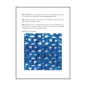 Op de afbeelding: Een geprint document met haakinstructies voor rij 2, 3 en 4, gevolgd door de tekst 'Rep Rows 2-4 for pattern.' Onder de tekst bevindt zich een vierkant proeflapje van blauw garen met een herhalend opengewerkt schelpensteekpatroon.