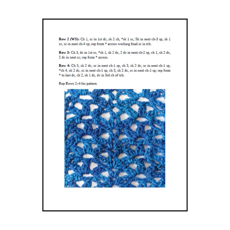Op de afbeelding: Een geprint document met haakinstructies voor rij 2, 3 en 4, gevolgd door de tekst 'Rep Rows 2-4 for pattern.' Onder de tekst bevindt zich een vierkant proeflapje van blauw garen met een herhalend opengewerkt schelpensteekpatroon.