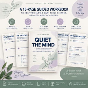 Może przedstawiać: 15-stronicowy zeszyt ćwiczeń zatytułowany Quiet The Mind z białą okładką, ilustracją zielonego liścia i fioletowymi akcentami. Zeszyt jest pokazany wraz z kilkoma stronami wewnętrznymi zawierającymi wskazówki do refleksji i ćwiczeń.