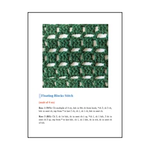 Op de afbeelding: Een donkergroen haakpatroon met een herhalend opengewerkt patroon genaamd Floating Blocks Stitch. Onder het patroon geeft de tekst instructies voor rij 1 en 2, inclusief afkortingen zoals ch, hdc, dc, sk en sp.