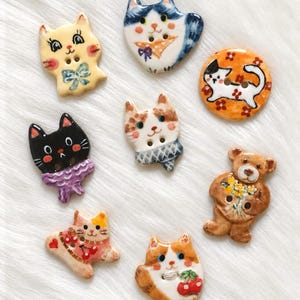 Handbeschilderde keramische knoopjes met kat en beer, handgemaakte, wasbare knoopjes met twee gaatjes voor truien, vesten en doe-het-zelf broches.