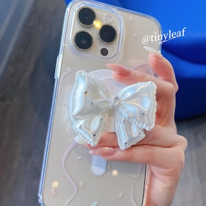 Suporte MagSafe para celular com laço branco perolado, acabamento brilhante em seda com strass, impresso em 3D, para iPhone e Kindle.