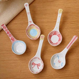 Cuchara de sopa de cerámica pintada a mano, con diseños de lazo, corazón francés y carrusel. Cuchara de cerámica de 13,5 cm, de alta cocción. Vajilla artesanal. Regalo ideal para la cocina.