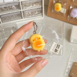 Handgemaakte zeehond karamel cheesecake Taba squishy | Mini squishy sleutelhangertje ter grootte van een handpalm | Handbeschilderde stressverlichtende hanger