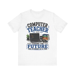 Un professeur d'informatique codant pour l'avenir un élève à la fois T-shirt unisexe à manches courtes en jersey. Cadeau pour professeur de programmation.