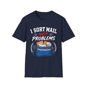 Può includere: Una t-shirt blu navy a maniche corte con la grafica di una borsa postale blu piena di buste. Sopra la borsa, il testo recita I SORT MAIL NOT PROBLEMS in lettere bianche e rosse, con la parola NOT evidenziata in colore rosso.