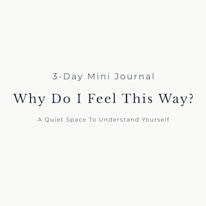 以下が含まれることがあります： 3-Day Mini Journal、Why Do I Feel This Way?、A Quiet Space To Understand Yourselfという濃い青色の文字が中央に配置された白いジャーナルの表紙。明るい色の背景に、すっきりとしたタイポグラフィでデザインされています。