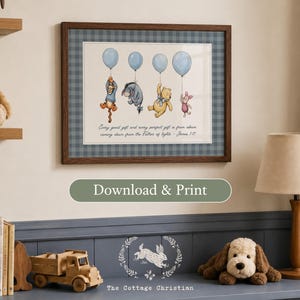 Op de afbeelding: Een ingelijste wandprint met Teigetje, Iejoor, Winnie de Poeh en Knorretje die blauwe ballonnen vasthouden. De tekst luidt: Every good gift and every perfect gift is from above, coming down from the Father of lights - James 1:17. De print heeft een blauwe ruitjesrand.