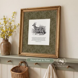 Könnte beinhalten: Ein gerahmtes Wandbild mit einer schwarz-weißen Illustration eines Hirsches, zentriert auf einem salbeigrünen Hintergrund mit einem dezenten Blumenmuster. Der Text unter dem Hirsch lautet: "Yet I will rejoice in the Lord; I will take joy in the God of my salvation. God, the Lord, is my strength; He makes my feet like the deer's; He makes me tread on my high places." - Habakkuk 3:18-19.