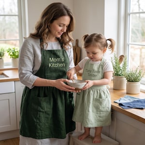 Personliga bakningsbästisar mamma baby linneförkläden, handbroderade förklädeset, anpassade namn, matlagningspresent till mamma dotter, liten smakprovare