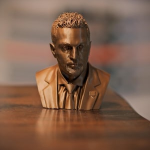 Kash Patel Kupferbüste: 3D-gedruckte politische Skulptur (6 x 5 Zoll)