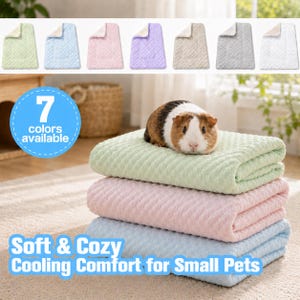 Può includere: Una pila di tre coperte rettangolari per animali domestici in verde chiaro, rosa e blu, con una superficie testurizzata e un lato inferiore color crema. Una cavia marrone e bianca è seduta sulla pila. Il testo recita 7 colors available e Soft & Cozy Cooling Comfort for Small Pets.