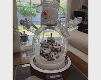 Muñeco de nieve de cristal de "Navidad Blanca" de Thomas Kinkade – Pueblo animado iluminado y tren en movimiento – Edición Masterpiece de Bradford Exchange para las fiestas