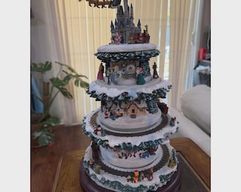 El Maravilloso Mundo de Disney - Árbol de Navidad de Mesa - Decoración Navideña Musical Animada de Disney de Bradford Exchange con más de 75 personajes y luces.