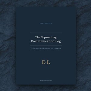 Könnte beinhalten: Ein dunkelblaues, rechteckiges Dokumentencover mit dem Text EVEN LIVING, The Coparenting Communication Log, A LEGAL DOCUMENTATION TOOL FOR COPARENTS und den Initialen E.L in Gold. Der untere Text lautet EVENLIVING.ETSY.COM.