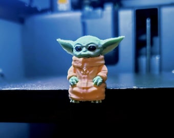 Grogu – Compañero de escritorio/estante / Objeto coleccionable impreso en 3D / Decoración inspirada en los fans