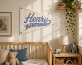Gepersonaliseerde geborduurde vlaggetjesbanner, vlag met eigen naam, wanddecoratie met kettingsteek voor de kinderkamer, deurbordje voor de kinderkamer, kraamcadeau.