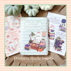 Könnte beinhalten: Ein Set aus drei rechteckigen, bedruckbaren Kindle-Einlagen mit Geisterillustrationen. Die mittlere Einlage zeigt einen Geist an einem Schreibtisch mit dem Text Currently under a reading spell... Do not disturb. Die seitlichen Einlagen zeigen lesende Geister sowie den Text Haunted by my Hobbies und This Kindle Contains.