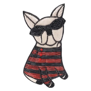 Può includere: Una toppa decorativa a forma di bulldog francese con occhiali da sole neri. Il cane è bianco con contorni neri e indossa una maglietta a righe rosse e nere con tre piccoli bottoni rossi. Il design è realizzato con perline.