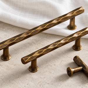 Antieke messingkleurige kastgrepen, gehamerde zinklegering ladehandgrepen, T-vormige knoppen, 96 x 128 x 160 mm, meubelbeslag
