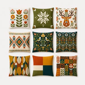 Può includere: Una collezione di nove cuscini quadrati con motivi diversi, tra cui disegni floreali, una stella centrale, una testa di cervo, rombi geometrici, uccelli tra il fogliame, motivi a chevron, forme di foglie, blocchi di colore e griglie botaniche.