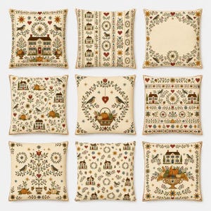 Peut inclure: Un ensemble de neuf coussins carrés en tissu crème avec des motifs d'art populaire imprimés. Les designs incluent des maisons, des citrouilles, des oiseaux, des cœurs, des couronnes florales et des bordures géométriques en vert, rouge, orange et marron.