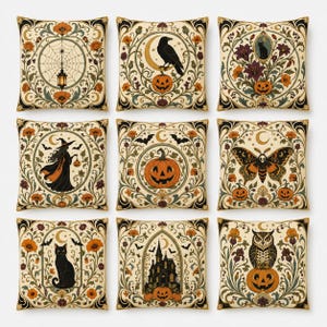 Può includere: Un set di nove cuscini quadrati con sfondo color crema, bordi botanici complessi e motivi di Halloween tra cui ragnatela, corvo, gatto nero, strega, zucche, falena, casa stregata e gufo nei colori arancione, nero e verde.