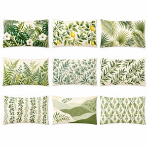Könnte beinhalten: Eine Sammlung von neun rechteckigen Kissenbezügen mit verschiedenen botanischen Drucken. Die Designs umfassen tropische Palmenblätter, gelbe Zitronen, Farne, Eukalyptuszweige, Olivenzweige und abstrakte grüne Landschaftsmuster.