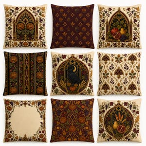 Könnte beinhalten: Ein Set aus neun quadratischen Dekokissen mit verschiedenen Motiven wie gotischen Bögen, Blumenmustern, einem schwarzen Raben, Kürbissen, Weintrauben, Birnen und Granatäpfeln in den Farben Dunkelrot, Gold, Braun und Creme.