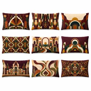 Può includere: Una collezione di nove cuscini rettangolari con diversi motivi geometrici e architettonici in una tavolozza di colori bordeaux intenso, verde bosco, giallo senape e crema. Ogni cuscino presenta intricati disegni simmetrici.