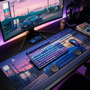 Pode incluir: Uma configuração de mesa com um grande mouse pad retangular com um gráfico de um carro azul e uma rua ao pôr do sol, um teclado mecânico com teclas em degradê azul e roxo, um mouse azul e um pequeno modelo de carro azul.